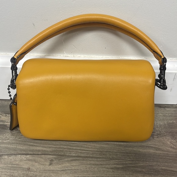 Coach Pillow Tabby 18 - Picture 2 of 11